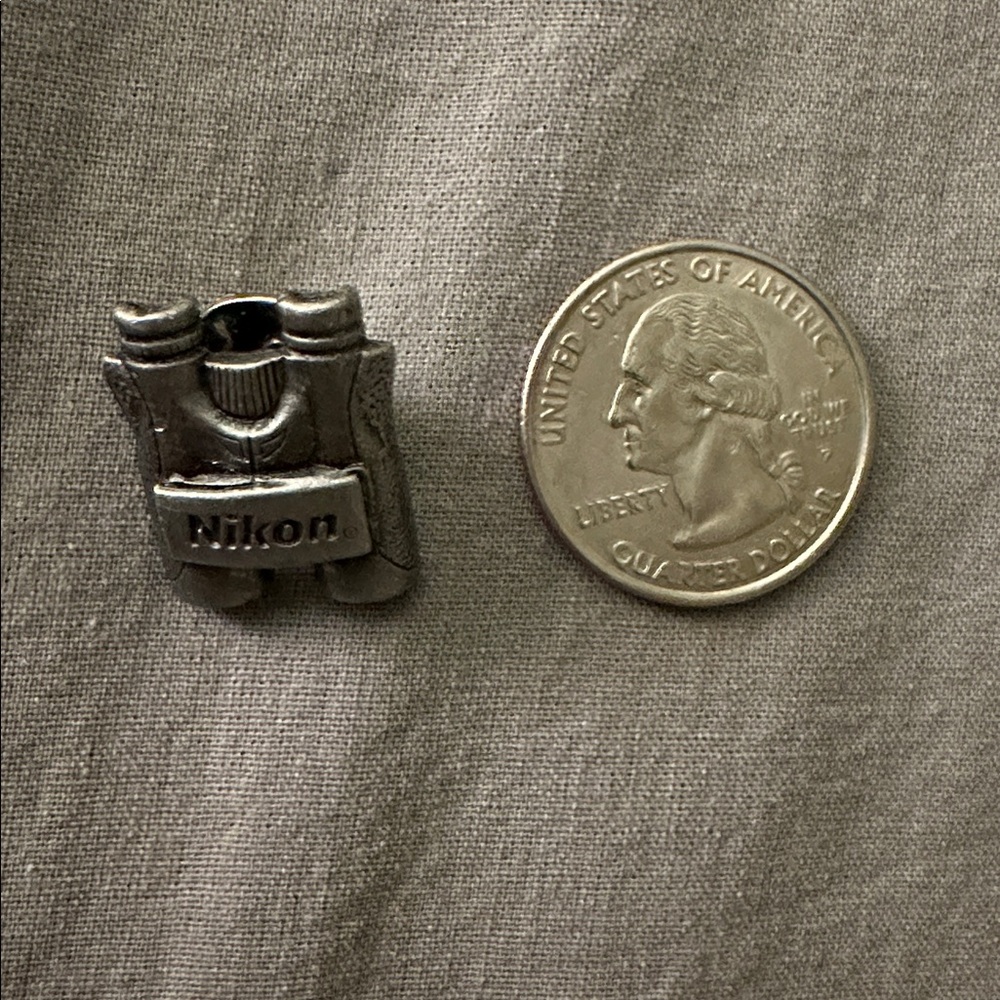 Nikon Mini Binoculars Pin - Picture 3 of 3